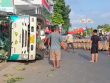 Người dân giúp thu gom 4.000 con vịt trên xe tải lật giữa đường