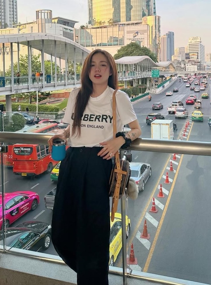 Ca sĩ phối đồ theo phong cách unisex với áo phông Burberry, quần ống suông và túi Louis Vuitton.