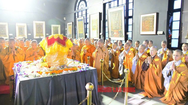 Thực hiện nghi thức cung rước Xá lợi Đức Phật