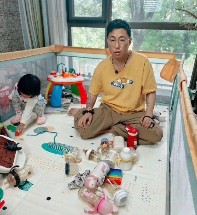 Người cha bị trầm cảm sau sinh vì chăm con toàn thời gian. Ảnh: Baidu