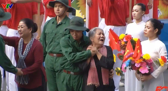NSƯT Lê Thiện gây xúc động với hình ảnh bà mẹ đón con về ở tiết mục Màu hoa đỏ.