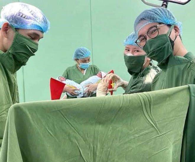 Cặp song sinh chào đời ngày 30/4, bố mẹ đặt tên nghe là biết yêu nước nồng nàn - 1