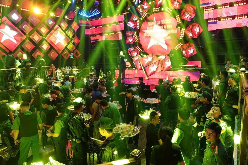 42 thanh niên nam nữ phê ma túy đang bị tạm giữ.