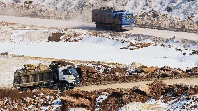 Xe tải chở khoáng sản tại một mỏ gần khu vực tiền tuyến ở Donetsk (Ukraine) ngày 26-2. Ảnh: GETTY IMAGES