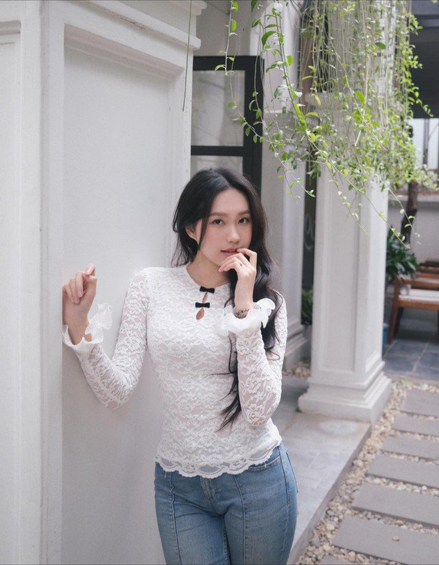 Vợ Đoàn Văn Hậu nhanh chóng lấy lại dáng thon sau gần một năm sinh con. Cô thường xuất hiện với hình ảnh nhẹ nhàng, thanh lịch, nhận được nhiều cảm tình từ công chúng.