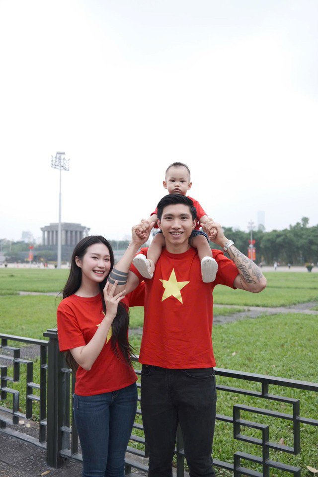 Trong không khí rộn ràng của dịp lễ 30/4 – 1/5, gia đình Doãn Hải My vừa tung ra bộ ảnh kỷ niệm đầy ý nghĩa tại Quảng trường Ba Đình, Hà Nội.