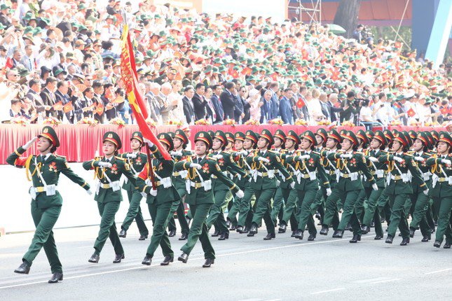 Các khối Quân đội thực hiện diễu binh trong đại lễ 30/4 sau nhiều tháng kiên trì, quyết tâm tập luyện trên thao trường. Ảnh: Ngô Tùng.