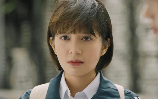 Ngọc Huyền trong vai cô nàng nữ sinh trong phim "Cha tôi, người ở lại" nhờ vóc dáng nhỏ bé, gương mặt tươi trẻ. Ảnh: FB nhân vật