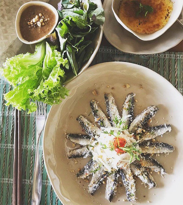 Gỏi cá trích là món ngon đặc sản Phú Quốc có vị thơm ngon, lạ miệng. Khác với món gỏi khác, gỏi cá trích hấp dẫn vì thịt cá trích được chọn lọc kỹ càng, lấy phần lườn. Sau đó, cá sẽ được trộn cùng các nguyên liệu như hành tây, dừa nạo, hành khô, ớt để tạo độ thơm bùi, ngọt béo cay cay và ăn kèm nước chấm được pha chế theo công thức riêng của địa phương. Giá món gỏi này từ khoảng 80 nghìn đồng.