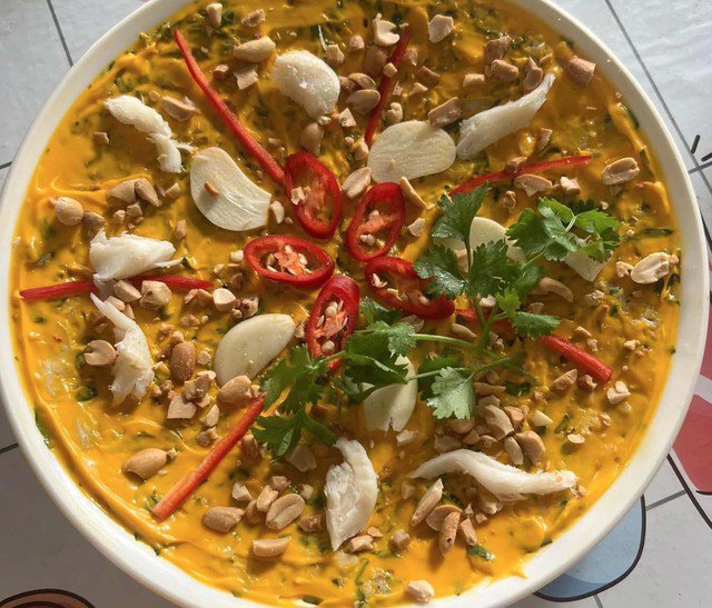 Tiết canh cua được biết tới là một trong những món đặc sản cực kỳ hấp dẫn khi du lịch Phú Quốc. Cua chọn là cua biển có nhiều gạch nên phần tiết sẽ cực kỳ thơm ngon, bổ dưỡng. Tiết sẽ được lấy ra từ chân cua, ăn kèm thịt cua và ướp đủ các gia vị chua, ngọt, mặn, cay. Chúng sẽ được ăn chung với bánh tráng như các loại tiết canh khác, nhưng phần rau sẽ không thể thiếu rau dấp cá, khế chua, chuối chát... Tuy vậy, đây được xem là món ăn “hạng sang” vì chi phí đắt đỏ tới vài trăm nghìn/đĩa. Ảnh Hải Yến