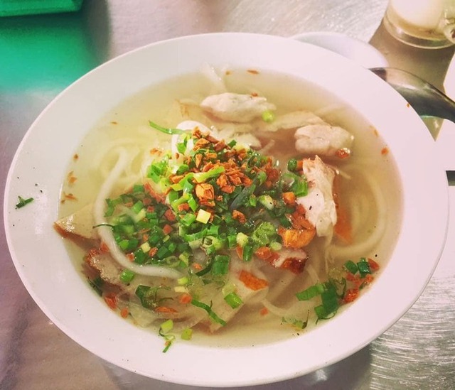 Đến Phú Quốc nên thưởng thức món bánh canh cá thu được chế biến theo công thức gia truyền. Tô bánh canh bao gồm thịt cá thu nấu tươi, chả cá thu chiên, sợi bánh canh mềm không bị nát ăn kèm nhiều loại rau sống đa dạng và đặc biệt phần nước lèo cực kỳ đậm vị. Giá khoảng 35.000 - 50.000 đồng/bát.