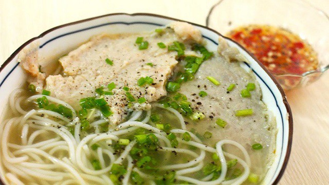 Bún quậy Phú Quốc: Món ăn đặc sản Phú Quốc này còn có thêm điểm thú vị đó là thực khách sẽ phải tự phục vụ. Khách sẽ tự mình thực hiện công đoạn "quậy" các loại gia vị trong bát để tạo nước chấm riêng của mình dưới hướng dẫn của nhân viên quán. Giá khoảng 35.000VNĐ – 65.000VNĐ/ bát.