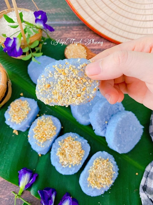 Cơm nắm làm cùng hoa đậu biếc, có màu xanh tím đẹp mắt, ăn kèm với muối mè (vừng), là món thôn quê và rất ngon miệng.