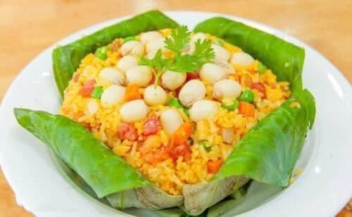 Hơi cầu kì một chút nhưng rất đáng để bạn bỏ thời gian nấu thử cho gia đình. Vị thơm từ hạt sen làm món cơm vốn bình thường trở nên cuốn hút đặc biệt.