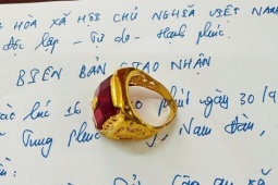 Nhặt được nhẫn vàng gắn đá quý trong túi rác