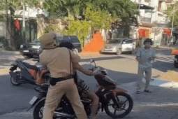Clip ghi lại cảnh kinh hãi, người đàn ông chạy xe máy cầm rựa “múa” loạn xạ trên đường