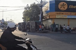 Người dân giúp thu gom 4.000 con vịt trên xe tải lật giữa đường