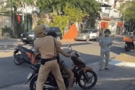 Clip ghi lại cảnh kinh hãi, người đàn ông chạy xe máy cầm rựa “múa” loạn xạ trên đường