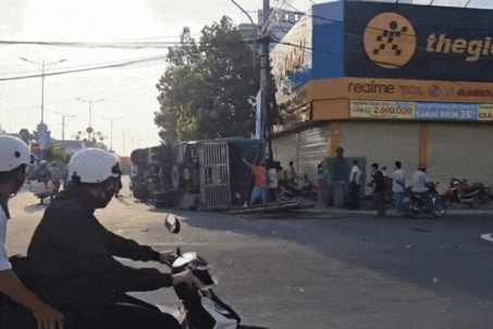 Người dân giúp thu gom 4.000 con vịt trên xe tải lật giữa đường