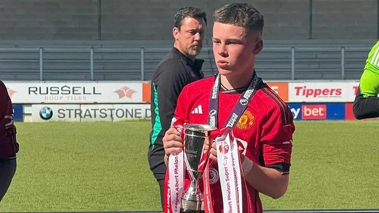 Kai Rooney ăn mừng cùng chiếc cup Premier League Floodlit Cup North