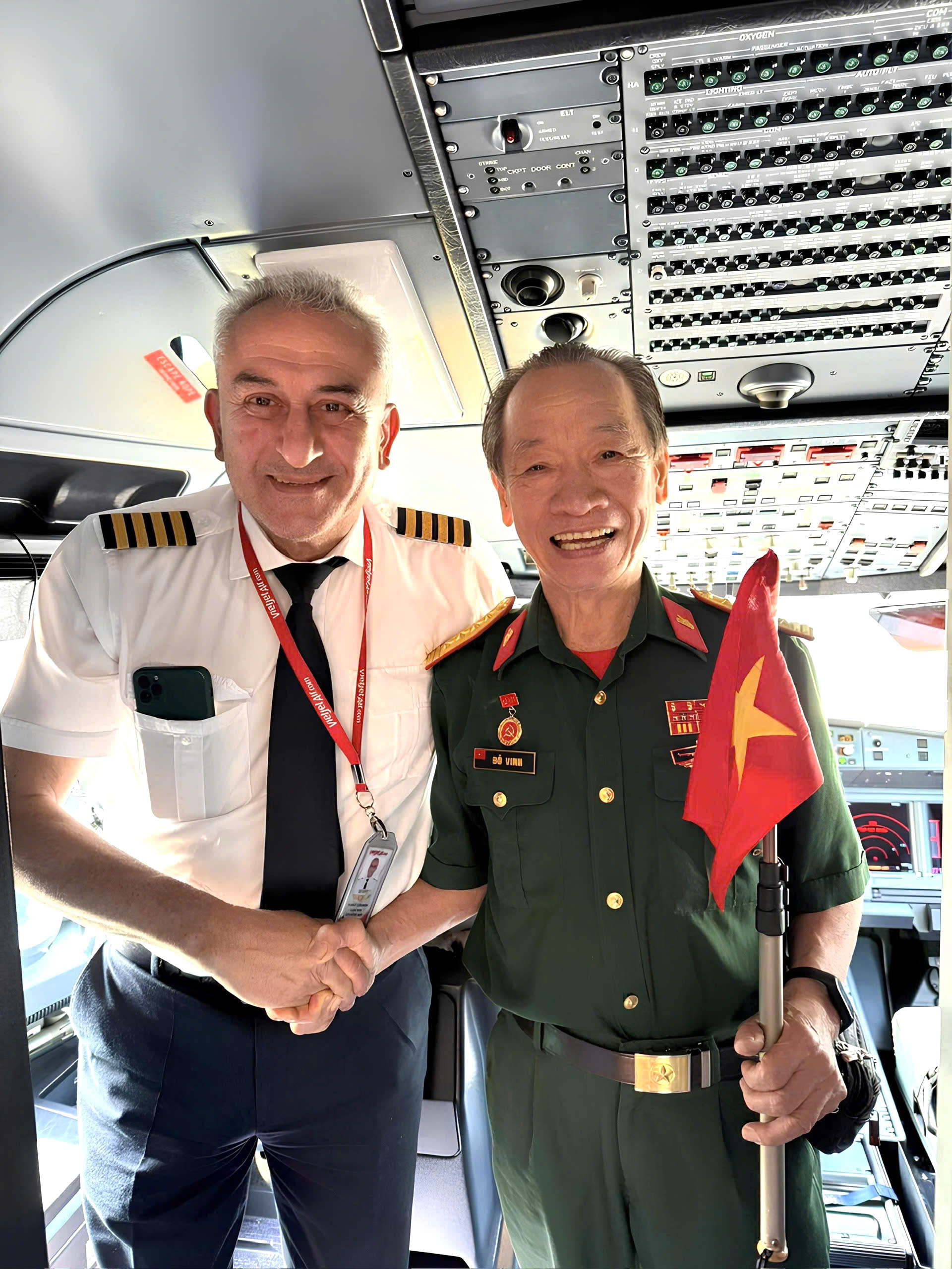 Chuyến bay Vietjet bất ngờ được chào đón các cựu chiến binh từng tham gia đánh chiếm Dinh Độc Lập ngày 30/4/1975.