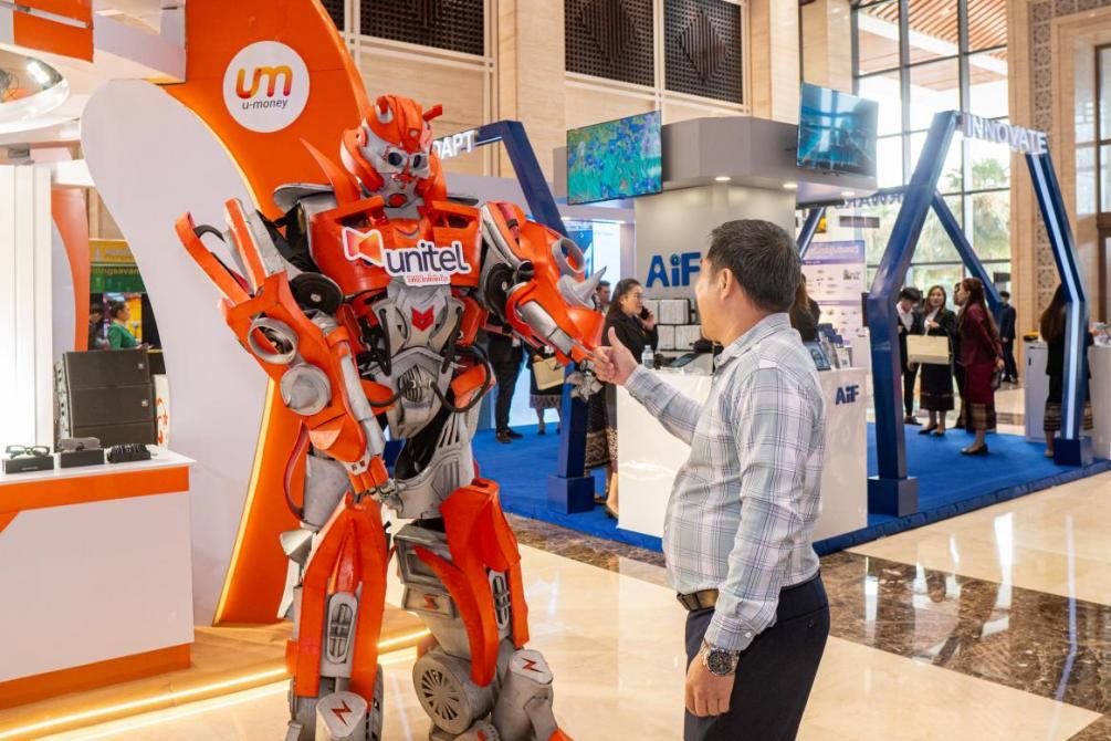 Gian hàng Unitel tại sự kiện Lao Digital Week 2025 nhận được nhiều sự quan tâm từ các quan khách. Ảnh: Trần Long