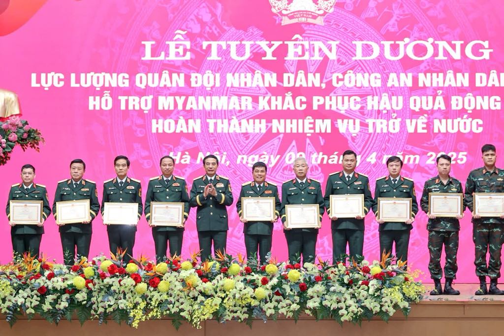 Viettel Global vinh dự nhận bằng khen của Bộ Quốc phòng vì những đóng góp xuất sắc trong công tác cứu hộ, cứu nạn sau động đất tại Myanmar. Ảnh: Trần Long