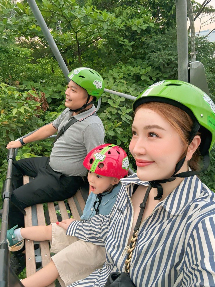 Tuy nhiên, cảm xúc Bảo Thy thay đổi hoàn toàn khi cô ngồi xích đu trên không. "Leo lên mới biết nó rất cao, rất dài mà chân mình thì lơ lửng, bên dưới là rừng cây rậm rạp. Trời ơi, chụp được đúng một tấm selfie xong tay chân Thy ướt sũng vì run sợ. 37 năm chơi bao trò thử thách mạo hiểm thì không sao, mà cái này xin nhớ đời, chỉ một lần thôi nhé", bà mẹ một con kể.
