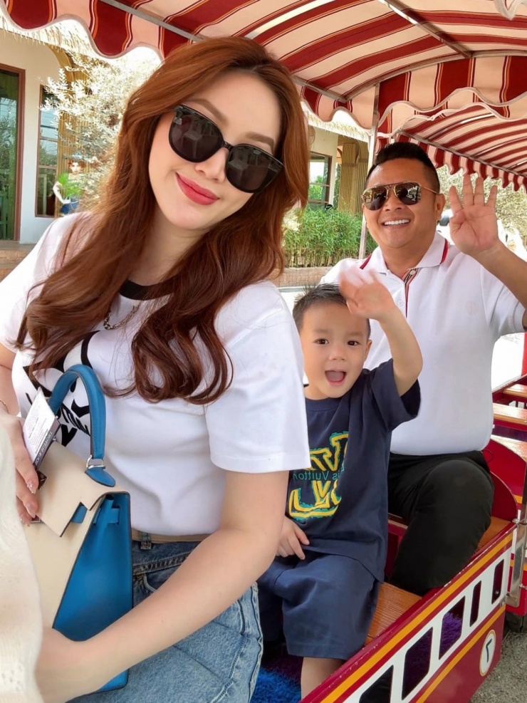 "Nhờ có em Vic mà ba mẹ được sống ảo ké ở những địa điểm siêu cưng thế này", phu nhân hào môn bày tỏ.