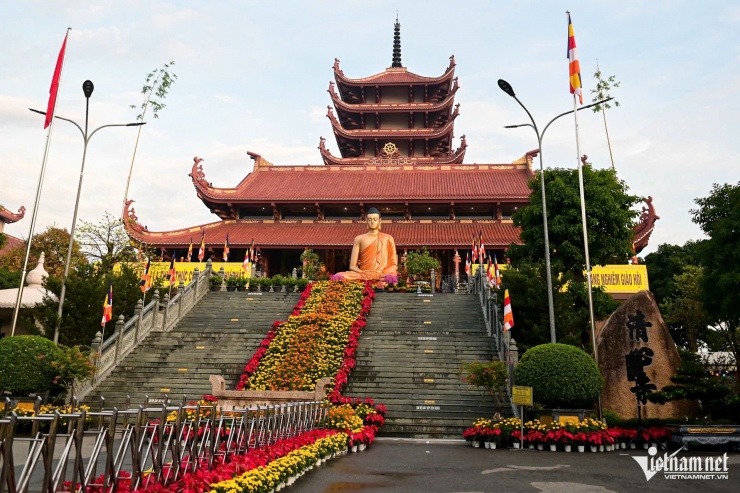 Hàng nghìn người dân đợi từ khuya để chiêm bái xá lợi Phật - 1