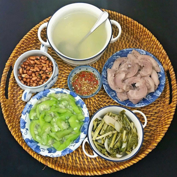 Nhà không cần gì nhiều, chỉ cần một bữa cơm quây quần.