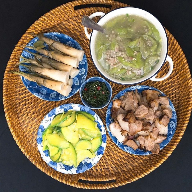 Mâm cơm nhỏ, tình thương to.