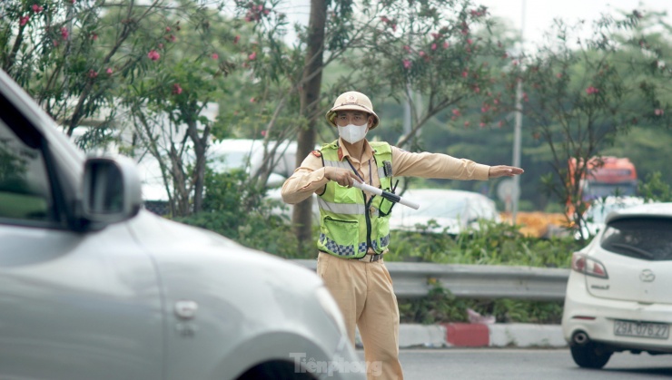 Tại lối ra cao tốc lên Vành đai 3 trên cao, lực lượng CSGT có mặt phân luồng giao thông từ sớm.