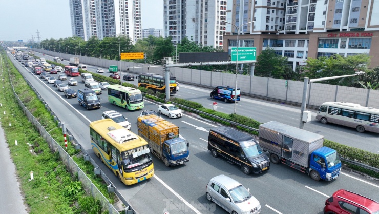 Các phương tiện di chuyển rất chậm hướng về trung tâm thành phố Hà Nội.