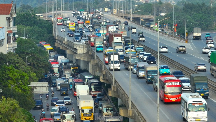 Tại khu vực đường Vành đai 3 trên cao gần Bến xe Nước Ngầm cũng ùn theo hướng đi Khuất Duy Tiến.