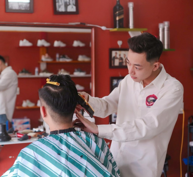 2 nam ca sĩ 9X vinh dự hát trong lễ diễu binh: Đông Hùng hạnh phúc bên vợ con, người còn lại từng là thợ cắt tóc - 3
