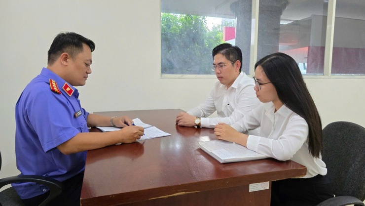 Điều tra viên Vũ Quang Vinh, Cơ quan điều tra VKSND Tối cao, làm việc với hai luật sư của gia đình ông Phúc. Ảnh: PHƯƠNG LOAN
