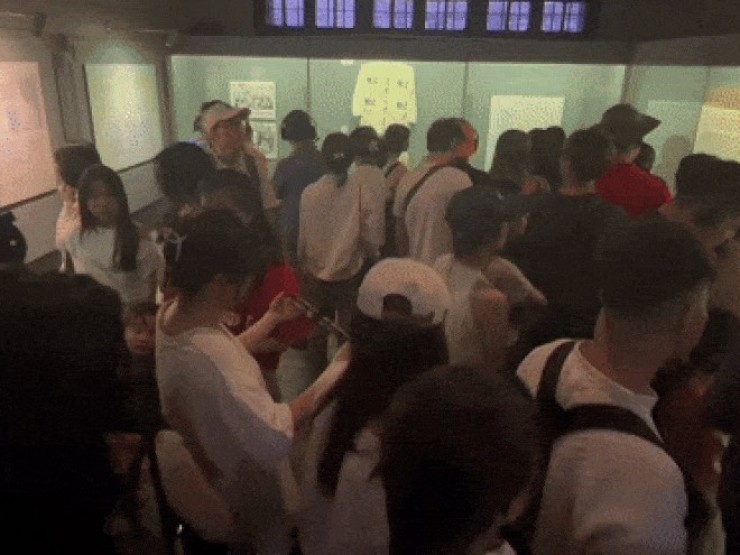 Hàng nghìn người đổ về di tích ở Hà Nội