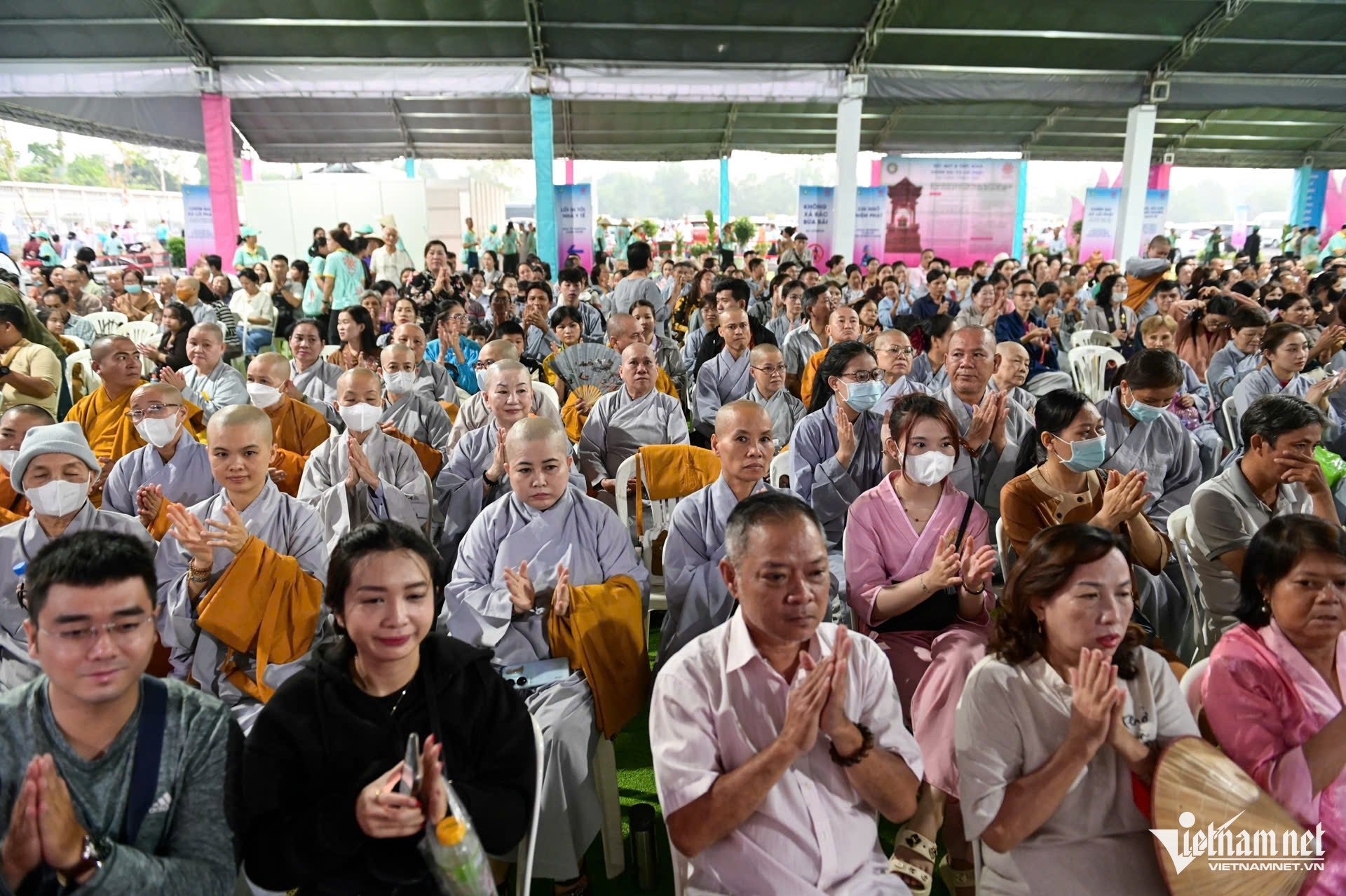 Hàng nghìn người dân đợi từ khuya để chiêm bái xá lợi Phật - 5