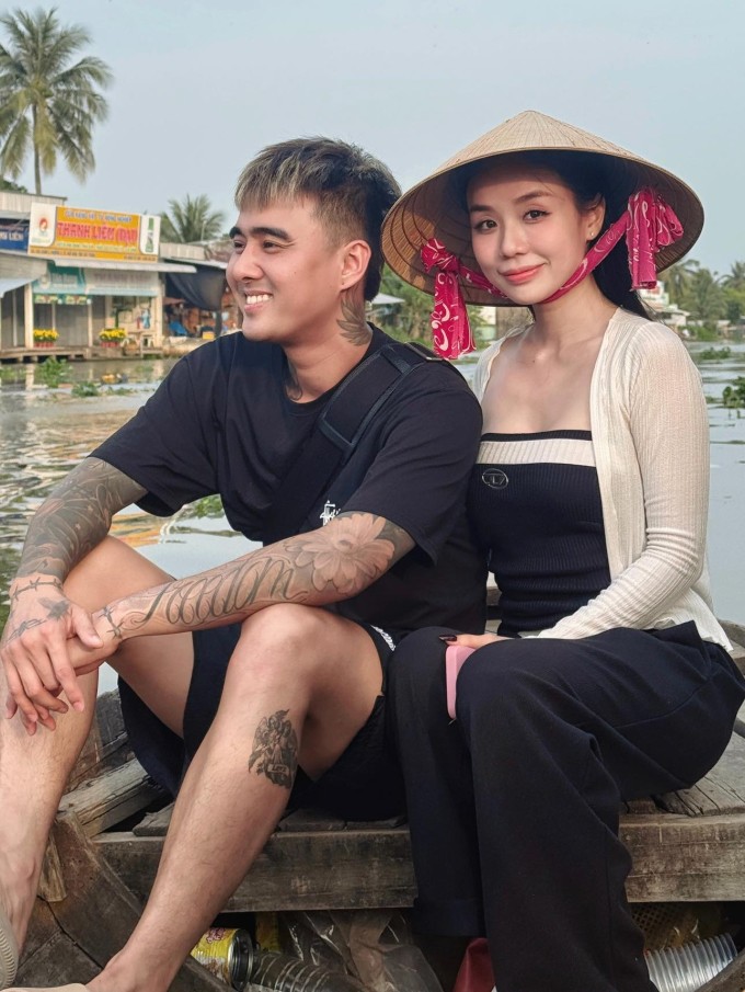 Cindy Lư từng lên tiếng bảo vệ Đạt G khi chuyện của họ vướng bàn tán. Cô khẳng định anh không phải người thứ ba xen vào mối quan hệ của mình với chồng cũ - ca sĩ Hoài Lâm. "Chúng tôi đến với nhau khi cả hai độc thân, dần cảm mến bằng sự chân thành, đồng điệu quan điểm sống", cô nói.