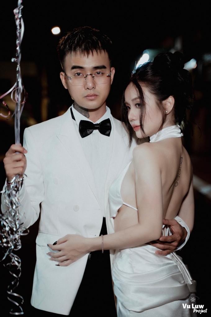 Họ gặp nhau lần đầu tháng 9/2020, khi đi ăn cùng bạn bè. Cả hai sau đó nói chuyện nhiều hơn rồi nảy sinh tình cảm. Những năm qua, Cindy Lư liên tục thể hiện niềm hạnh phúc khi ở bên nam rapper. Dịp Valentine, sau buổi hẹn hò lãng mạn, cô nhắn nhủ bạn trai: "Cảm ơn anh vì đã đến, kiên nhẫn, cho em hiểu cảm giác được yêu thương, nuông chiều. Em không dám nói quá nhiều về tương lai, nhưng hiện tại, chúng ta đều tốt hơn mỗi ngày. Với em, như vậy là đủ. Em yêu anh".