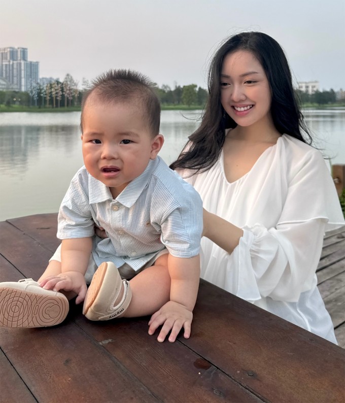 Mai Hà Trang - vợ tiền đạo Đức Chinh - cũng đưa con trai đến dự sinh nhật quý tử nhà Văn Hậu.
