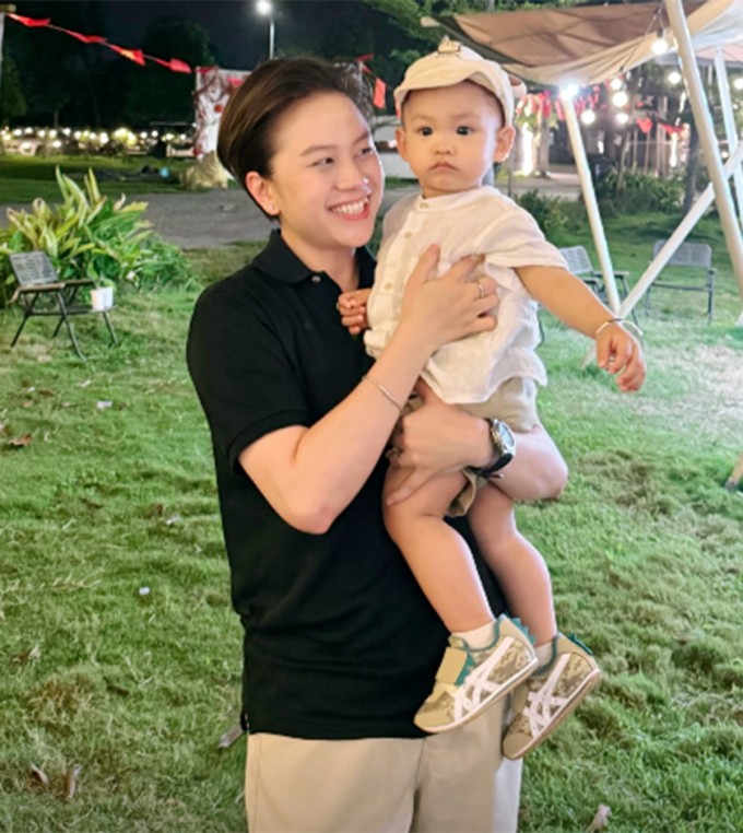 Diễn viên Bảo Hân bế bé Lúa chụp ảnh tại bữa tiệc. Nữ diễn viên 'Về nhà đi con' là bạn thân của cả hai vợ chồng Văn Hậu.