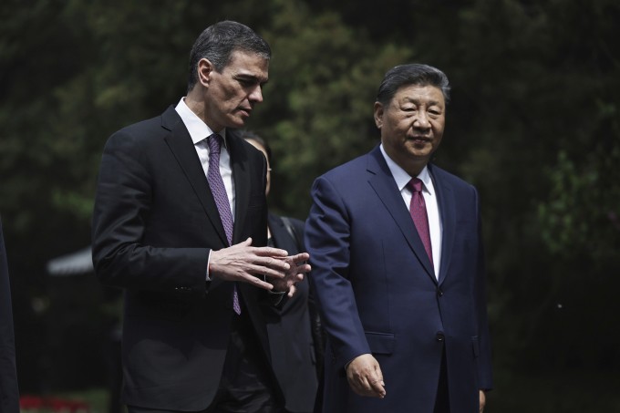 Chủ tịch Trung Quốc Tập Cận Bình (phải) và Thủ tướng Tây Ban Nha Pedro Sanchez tại Bắc Kinh ngày 11/4. Ảnh: AP
