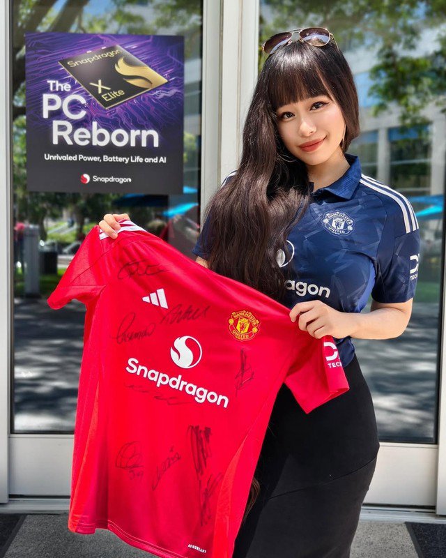 Không chỉ là một phóng viên thể thao năng động, Liv Wang còn là một fan trung thành của Manchester United. Không chỉ thường tác nghiệp các trận đấu của "Quỷ Đỏ", cô còn thường xuyên có những bài đăng liên quan đến MU trên trang Instagram cá nhân.