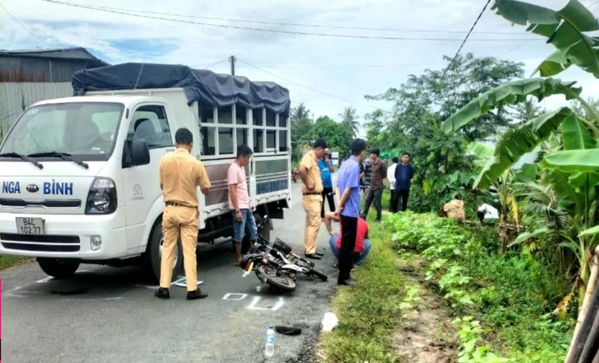 Hiện trường vụ nữ sinh tai nạn tử vong ở Vĩnh Long. Ảnh CTV