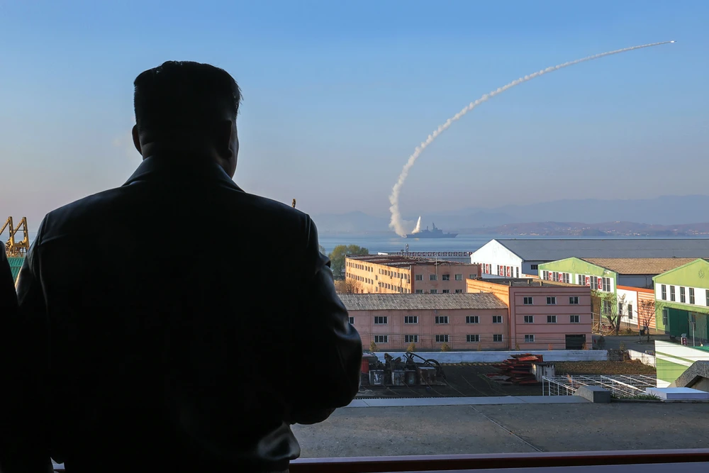Nhà lãnh đạo Triều Tiên Kim Jong-un giám sát tàu khu trục đa năng Choe Hyon thử vũ khí hôm 28-4. Ảnh: RODONG SINMUN