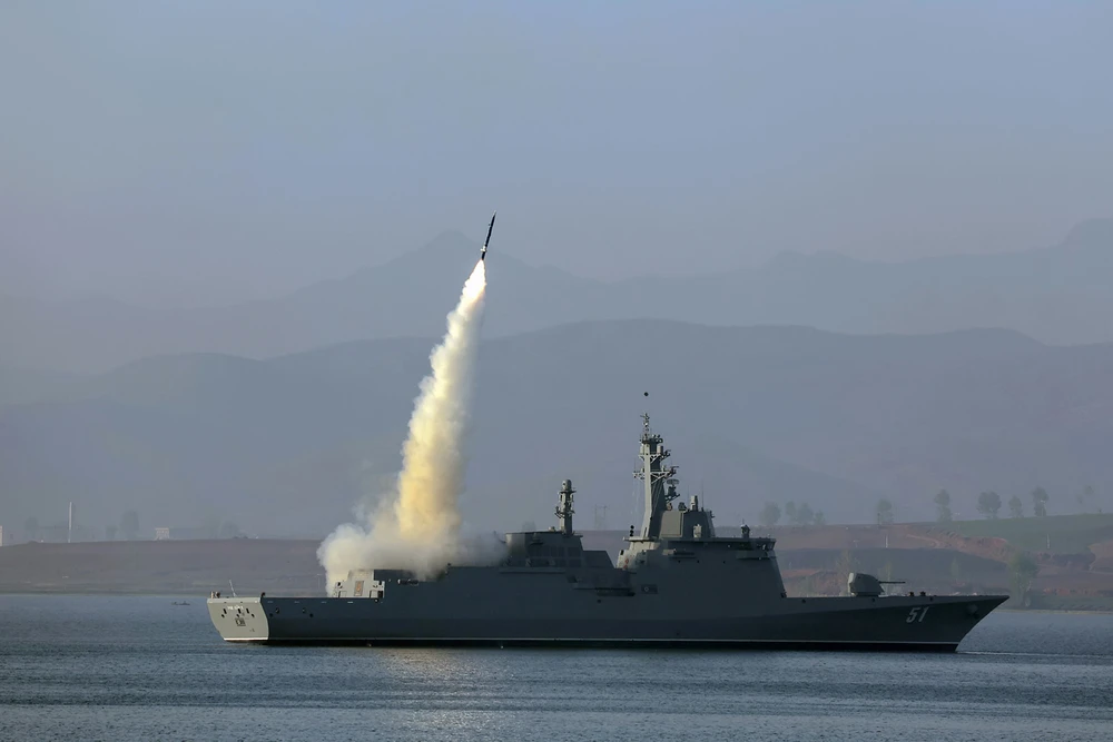 Tàu khu trục đa năng Choe Hyon thử vũ khí hôm 28-4. Ảnh: RODONG SINMUN