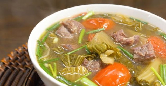 Canh dưa chua thịt bò cũng là một món canh giải nhiệt phổ biến.
