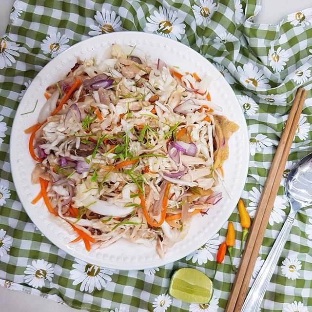 Gỏi gà bắp cải trông rất đẹp mắt, phần thịt gà dai mềm ngọt thịt.